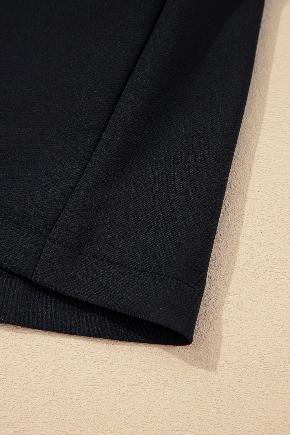 Robe mini sans manches à encolure ronde ornée d'un nœud papillon contrastant noir
